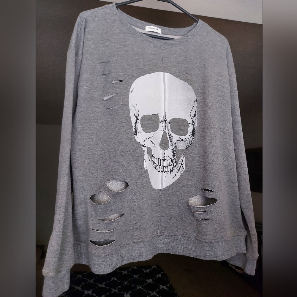 Halloween/Skull sweatshirt size L